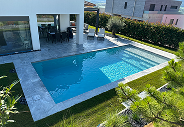 Piscine AKOYA 8 Ultra • 8,50 m x 3,90 m - fond plat 1,50 m  avec volet immergé invisible sous la plage