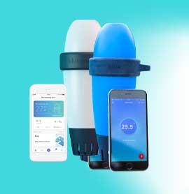 La piscine connectée avec analyseur flottant et antenne reliée aux équipements