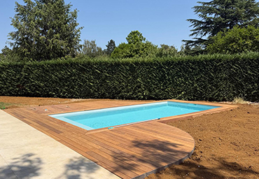 Piscine avec terrasse en bois réalisée près de Fontainebleau en Seine-et-Marne 