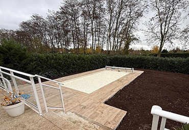 Aménagement des abords d’une piscine à Lésigny en Seine-et-Marne
